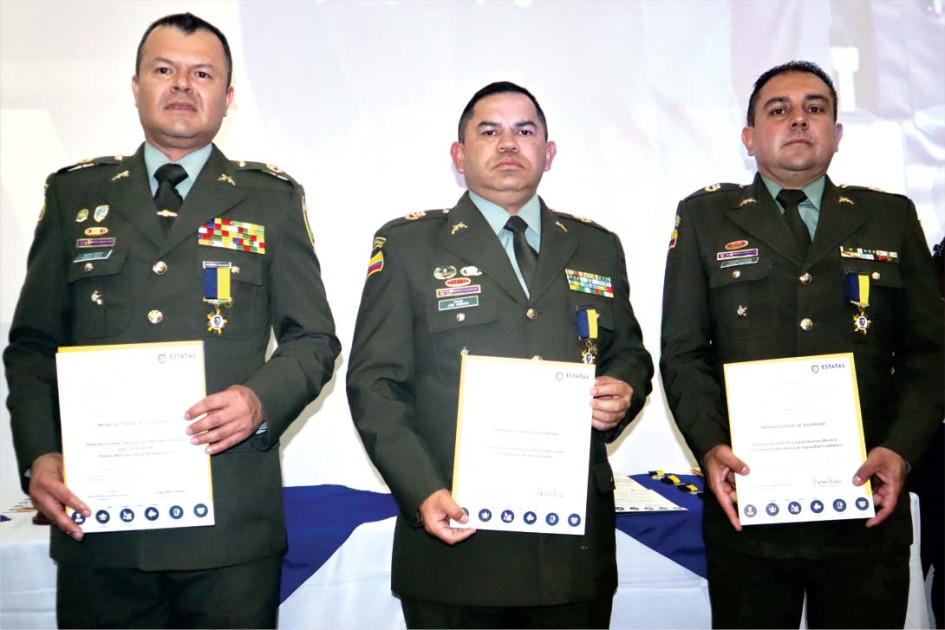 Ceremonia de Condecoración Día Nacional del Vigilante, Regional Caldas Estatal de Seguridad Ltda., Teniente Coronel, Melo Morán Harold Esneider, Sub Comandante Policía Metropolitana de Manizales, Coronel José Arturo Sánchez Valderrama, Comandante de Policía Caldas y el Teniente Coronel José Julián Riveros Múnera, Comandante Operativo y de Seguridad Ciudadana. Ceremonia de Condecoración Día Nacional del Vigilante, Regional Caldas Estatal de Seguridad Ltda., Teniente Coronel, Melo Morán Harold Esneider, Sub Comandante Policía Metropolitana de Manizales, Coronel José Arturo Sánchez Valderrama, Comandante de Policía Caldas y el Teniente Coronel José Julián Riveros Múnera, Comandante Operativo y de Seguridad Ciudadana.