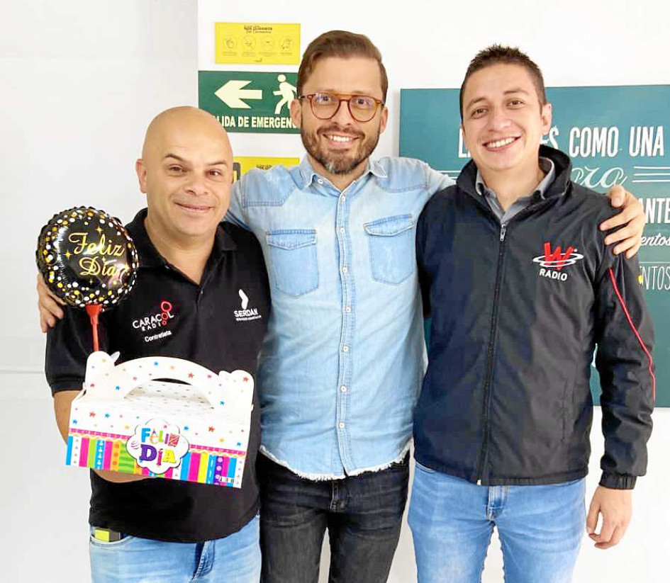 Foto | Lector | LA PATRIA Celebración de cumpleaños del mes de enero en Caracol Radio: Edwin López, conductor y operador de audio, Mauricio Moreno, director de Tropicana Manizales, y Mario Hernán Escobar Valencia, corresponsal de La W Radio en Manizales.