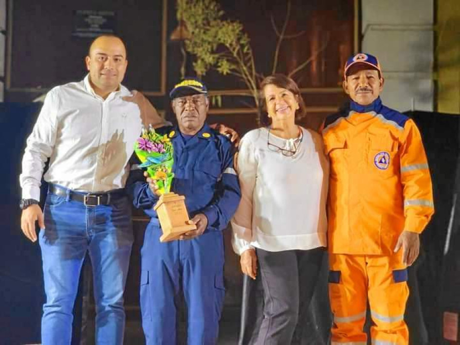 Foto | Jorge Eliecer Zapata Bonilla | LA PATRIA Los organismos de socorro: Bomberos Voluntarios y Defensa Civil fueron seleccionados como el personaje del año en Supía, esta distinción se da debido al trabajo realizado en la emergencia ocurrida en la localidad el pasado 3 de septiembre. El alcalde, Marco Antonio Londoño Zuluaga les entregó la distinción, una estatuilla realizada por el artista José López. Foto | Jorge Eliecer Zapata Bonilla | LA PATRIA Los organismos de socorro: Bomberos Voluntarios y Defensa Civil fueron seleccionados como el personaje del año en Supía, esta distinción se da debido al trabajo realizado en la emergencia ocurrida en la localidad el pasado 3 de septiembre. El alcalde, Marco Antonio Londoño Zuluaga les entregó la distinción, una estatuilla realizada por el artista José López.