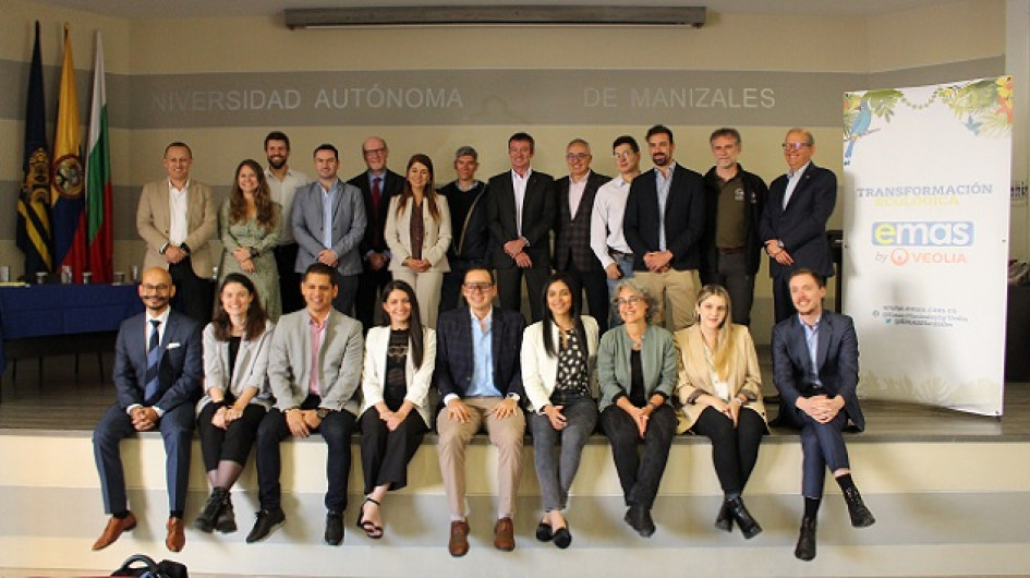 El alcalde de Manizales, Carlos Mario Marín, junto con el grupo asistente al evento.