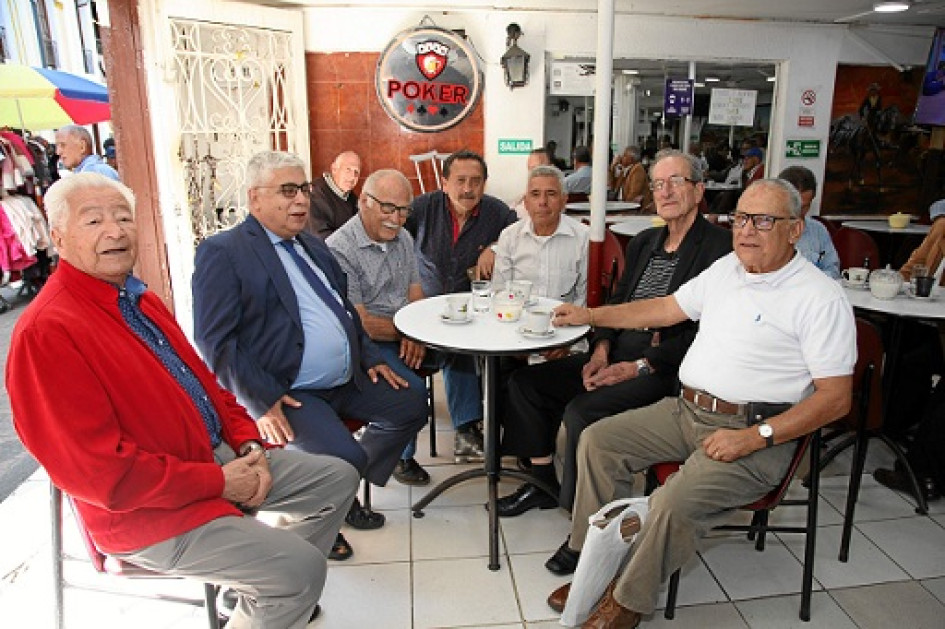 Foto | Argemiro Idárraga | LA PATRIA   Octavio Zapata Ospina, Ramón Correa, Ramiro Arango, Julio Ramírez, Francisco Bermúdez, Jorge Enrique Mejía, y Oscar Duque Reyna, de tertulia en el café El Graduado.
