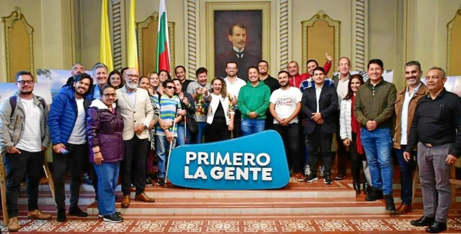 Foto | Cortesía Gobernación de Caldas | LA PATRIA Daniel Gómez, Juan Diego Torres, Federico Zapata, Luis David Arias, Eloísa Castillo, Luz Elena Castaño, Huberney Cristancho, Miriam Julieta Correa, María Lorena Hernández, Gustavo Adolfo Vargas, Adriana Ramírez, Giovanny Largo León, Jhon Mauricio Chica, Paula Londoño Vallejo, secretaria de Cultura de Caldas; Luis Carlos Velásquez, gobernador de Caldas, Ánderson Duque, Sergio Arenas Guzmán, Anthony Mateo Pineda, Wilman Vásquez, Gustavo Adolfo Vanegas, Juan Camilo Castaño, Jaime Vanden Enden, Liliana María Jurado, Juan Leonardo Marín Londoño, Mauricio Hernández y Jimmy Barreto participaron del encuentro con el gobernador de Caldas. Foto | Cortesía Gobernación de Caldas | LA PATRIA Daniel Gómez, Juan Diego Torres, Federico Zapata, Luis David Arias, Eloísa Castillo, Luz Elena Castaño, Huberney Cristancho, Miriam Julieta Correa, María Lorena Hernández, Gustavo Adolfo Vargas, Adriana Ramírez, Giovanny Largo León, Jhon Mauricio Chica, Paula Londoño Vallejo, secretaria de Cultura de Caldas; Luis Carlos Velásquez, gobernador de Caldas, Ánderson Duque, Sergio Arenas Guzmán, Anthony Mateo Pineda, Wilman Vásquez, Gustavo Adolfo Vanegas, Juan Ca