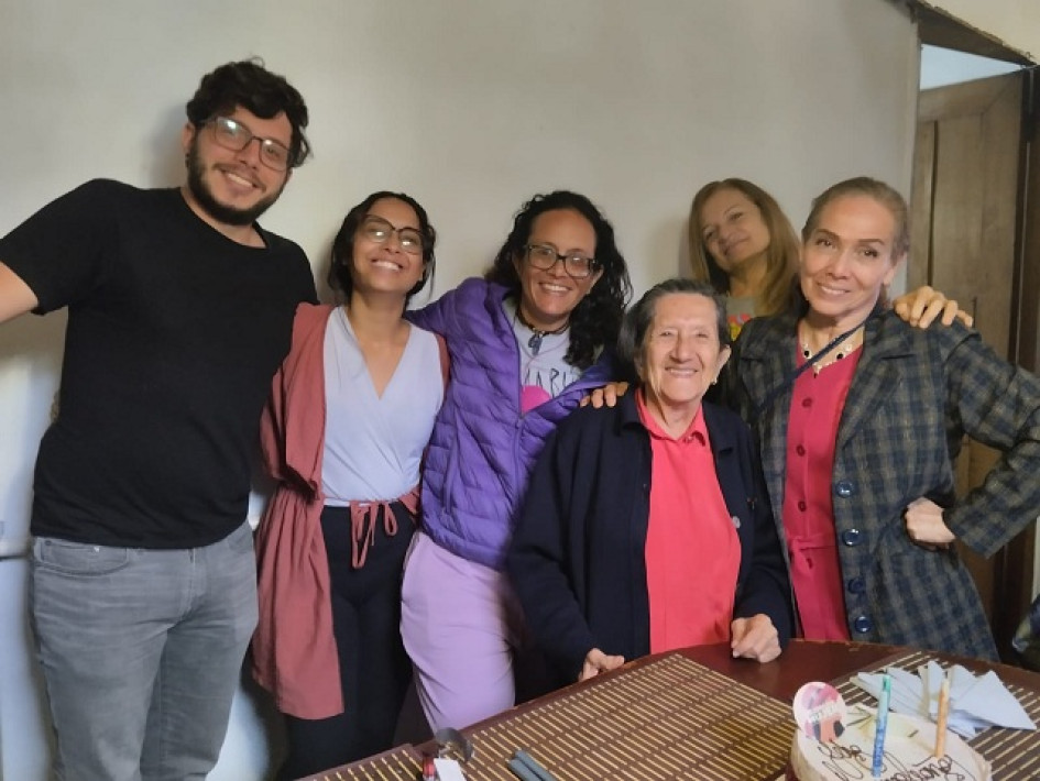 Foto |Archivo familiar | LA PATRIA A Dorian Hoyos Parra le celebraron su cumpleaños, la reunión fue familiar y de un grupo de amigas. En la foto la acompañan su nieto Urano Idarraga,Vanesa Castrillón, su hija Alejandra Becerra, Dorian la homenajeada y sus amigas Eliss del Rosario Cardona y Margorth Márquez. Foto |Archivo familiar | LA PATRIA A Dorian Hoyos Parra le celebraron su cumpleaños, la reunión fue familiar y de un grupo de amigas. En la foto la acompañan su nieto Urano Idarraga,Vanesa Castrillón, su hija Alejandra Becerra, Dorian la homenajeada y sus amigas Eliss del Rosario Cardona y Margorth Márquez.