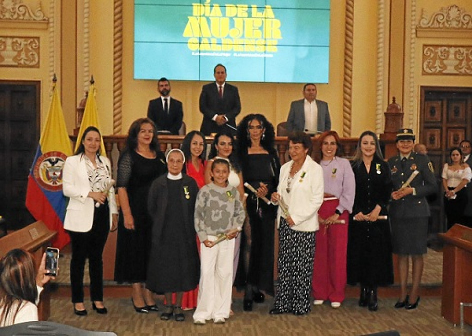 Fotos | Darío Augusto Cardona S | LA PATRIA Grupo de mujeres condecoradas por la Asamblea de Caldas en el dia Mundial de la Mujer: Luisa María Gallego Santa, médica veterinaria; Yarledy Ortiz Martínez, licenciada en educación y animalista; María Alfenesis López, coordinadora de la Red de Mujeres de Salamina; Maria Aurora Morales Morales, licenciada en educación; Ángela Gutiérrez Isaza, mujer emprendedora de la industria del café; Yesenia Sabrina Martín Escobar, comerciante de Neira; Beatriz Isaza de Ospina, empresaria de la ciudad de Manizales; Jeniffer Cotacio Monsalve, defensora de Derechos Humanos; Isabella Mejía Hoyos, deportista, futbolista y estudiante de quinto grado en el colegio La Consolata; Alma Ortiz Giraldo, mujer transgénero, comunicadora social y activista y María Constanza Cañas López, subintendente de la Policía Nacional. Fotos | Darío Augusto Cardona S | LA PATRIA Grupo de mujeres condecoradas por la Asamblea de Caldas en el dia Mundial de la Mujer: Luisa María Gallego Santa, médica veterinaria; Yarledy Ortiz Martínez, licenciada en educación y animalista; María Alfenesis López, coordinadora de la Red de Mujeres de Salamina; Maria Aurora Morales Morales, licenciada en educación; Ángela Gutiérrez Isaza, mujer emprendedora de la industria del café; Yesenia Sabrina Martín Escobar, comerciante de Neira; Beatriz Isaza de Ospina,