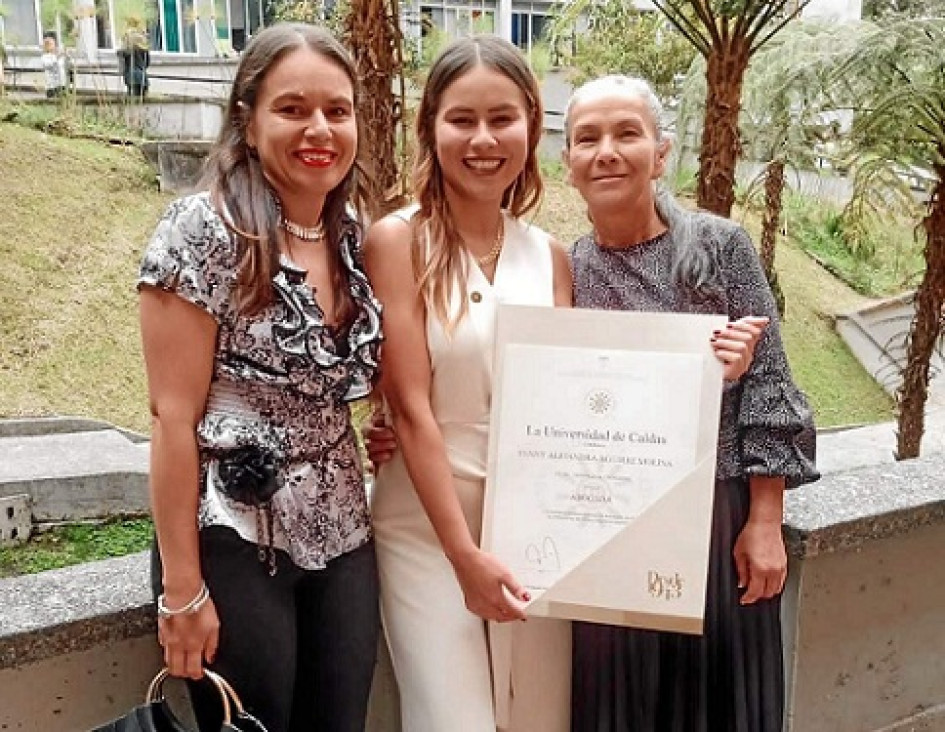 Foto | Cortesía | LA PATRIA Alejandra Aguirre Molina obvtuvo su título como abogada de la Universidad de Caldas. En su grado compartió con su Hermana Mabell Aguirre y su mamá Aleyda Molina.