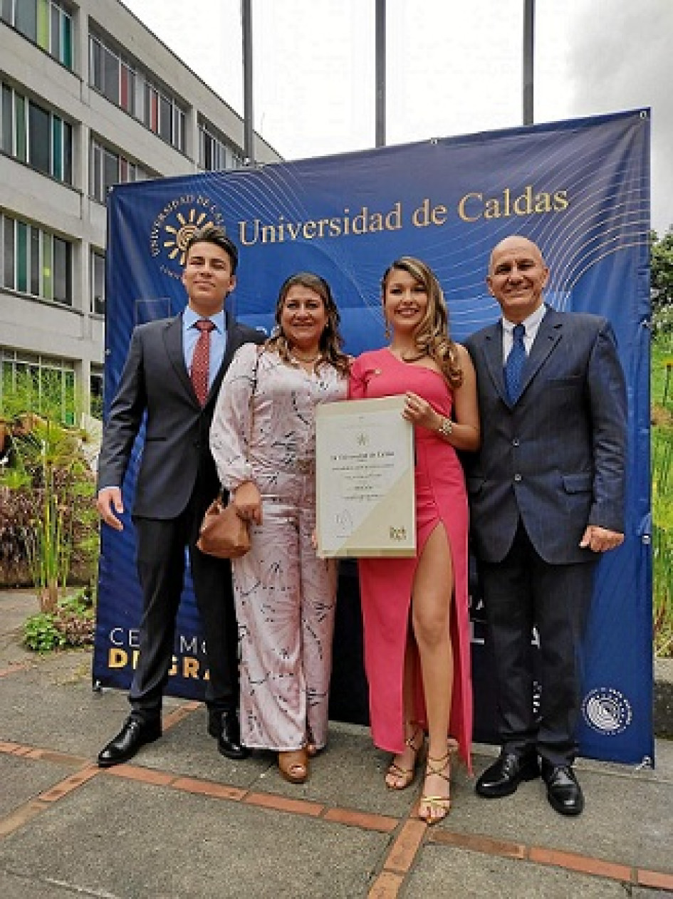 Foto | Cortesía | LA PATRIA Ana María Aristizábal Largo recibió el título de Abogada de la Universidad de Caldas.La acompañaron su hermano José Manuel, su mamá Edith Victoria, Rectora Instituto Neira, y el exalcalde de Manzanares Celio Aristizábal.