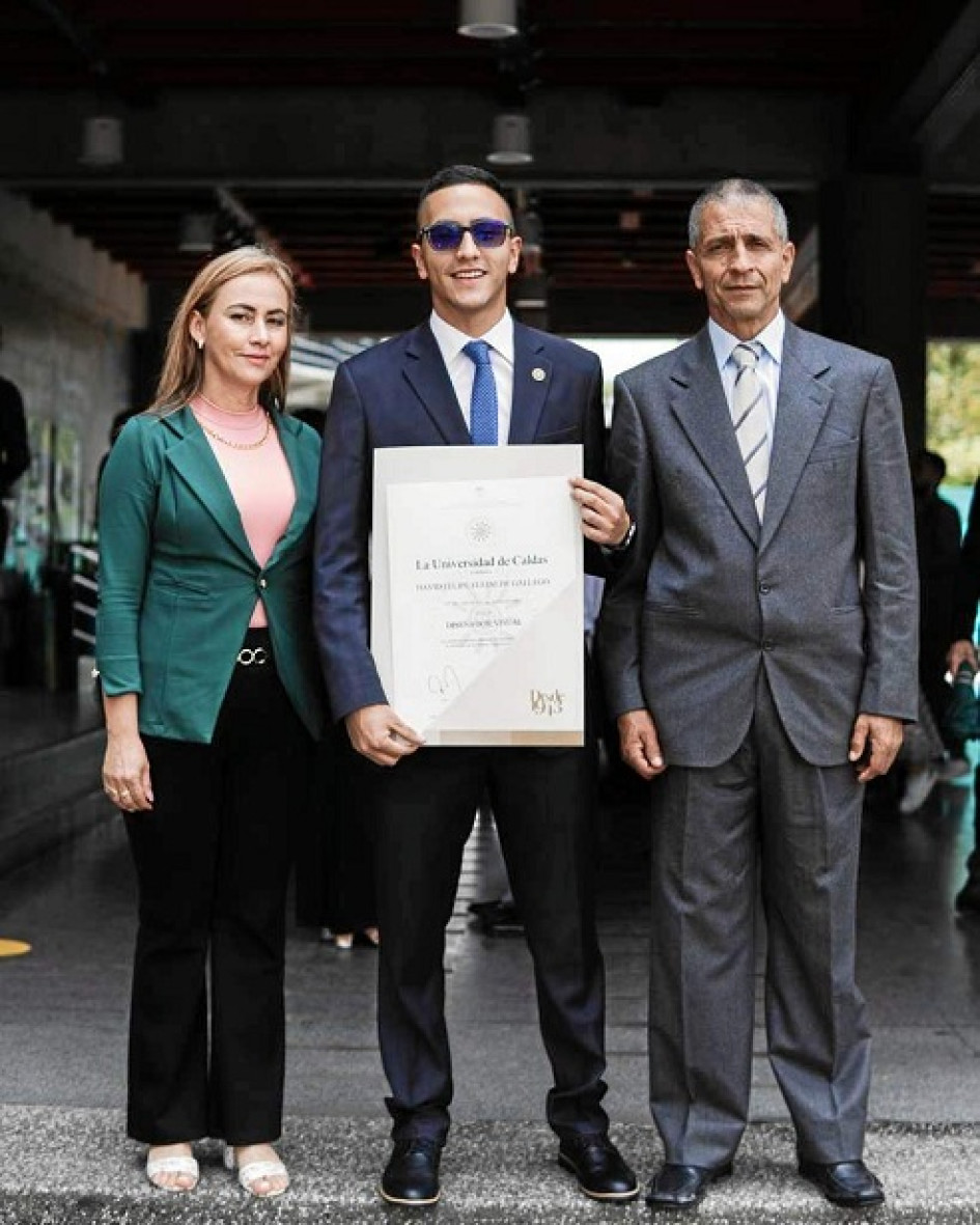 Foto | Cortesía | LA PATRIA David Felipe Elejalde Gallego se graduó de Diseñador Visual de la Universidad de Caldas. Lo acompañan sus padres Manuel y Claudia.