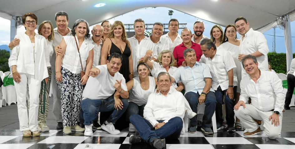 Álvaro González Alzate con sus familiares y amigos. Álvaro González Alzate con sus familiares y amigos.