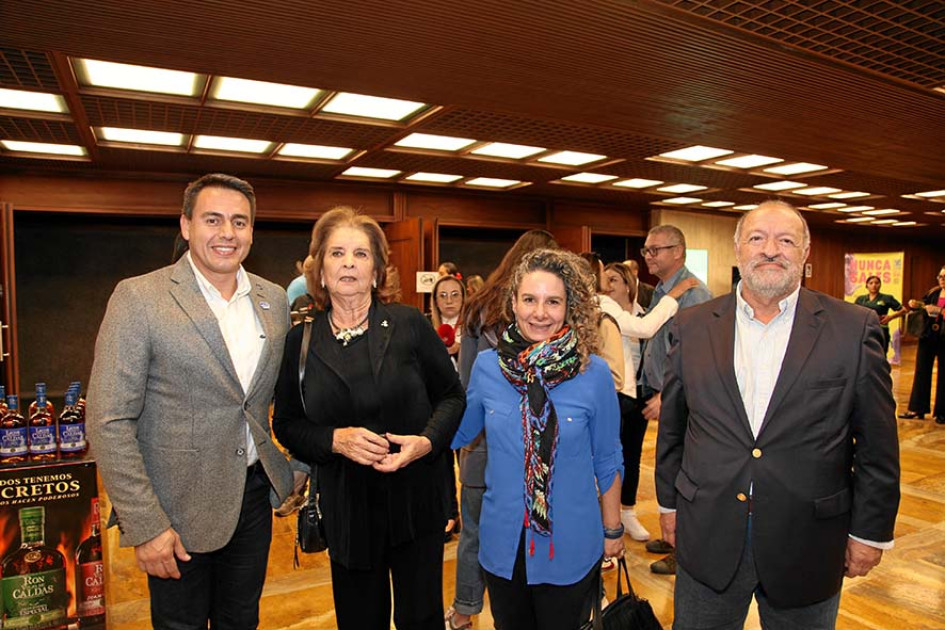 Jorge Eduardo Rojas, alcalde de Manizales; Elvira Escobar de Restrepo, Paula Londoño Vallejo y Octavio Arbeláez. Jorge Eduardo Rojas, alcalde de Manizales; Elvira Escobar de Restrepo, Paula Londoño Vallejo y Octavio Arbeláez.