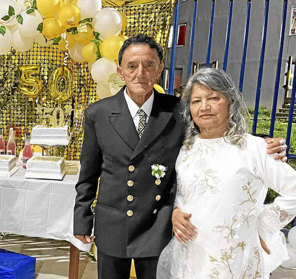 Foto | Henry Giraldo | LA PATRIA José Parra y Teresa Carvajal celebraron en Manizales sus 50 años de vida matrimonial (bodas de oro) con una eucaristía en el templo del barrio San Sebastián. Sus siete hijos, 15 nietos y una bisnieta, junto con el resto de familiares y amigos, compartieron este día junto a ellos. Foto | Henry Giraldo | LA PATRIA José Parra y Teresa Carvajal celebraron en Manizales sus 50 años de vida matrimonial (bodas de oro) con una eucaristía en el templo del barrio San Sebastián. Sus siete hijos, 15 nietos y una bisnieta, junto con el resto de familiares y amigos, compartieron este día junto a ellos.