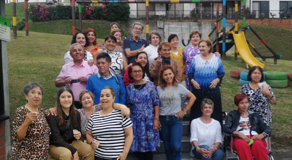 Fotos Lector | LA PATRIA Los abuelos residentes en el condominio Portal del Bosque fueron homenajeados con una integración llena de alegría y mucho amor, contando historias sobre los nietos y disfrutando de una serenata. La organización de la actividad estuvo a cargo de Berta Lucía Duque, con el apoyo del Consejo de Administración y del Comité de Convivencia. Fotos Lector | LA PATRIA Los abuelos residentes en el condominio Portal del Bosque fueron homenajeados con una integración llena de alegría y mucho amor, contando historias sobre los nietos y disfrutando de una serenata. La organización de la actividad estuvo a cargo de Berta Lucía Duque, con el apoyo del Consejo de Administración y del Comité de Convivencia.