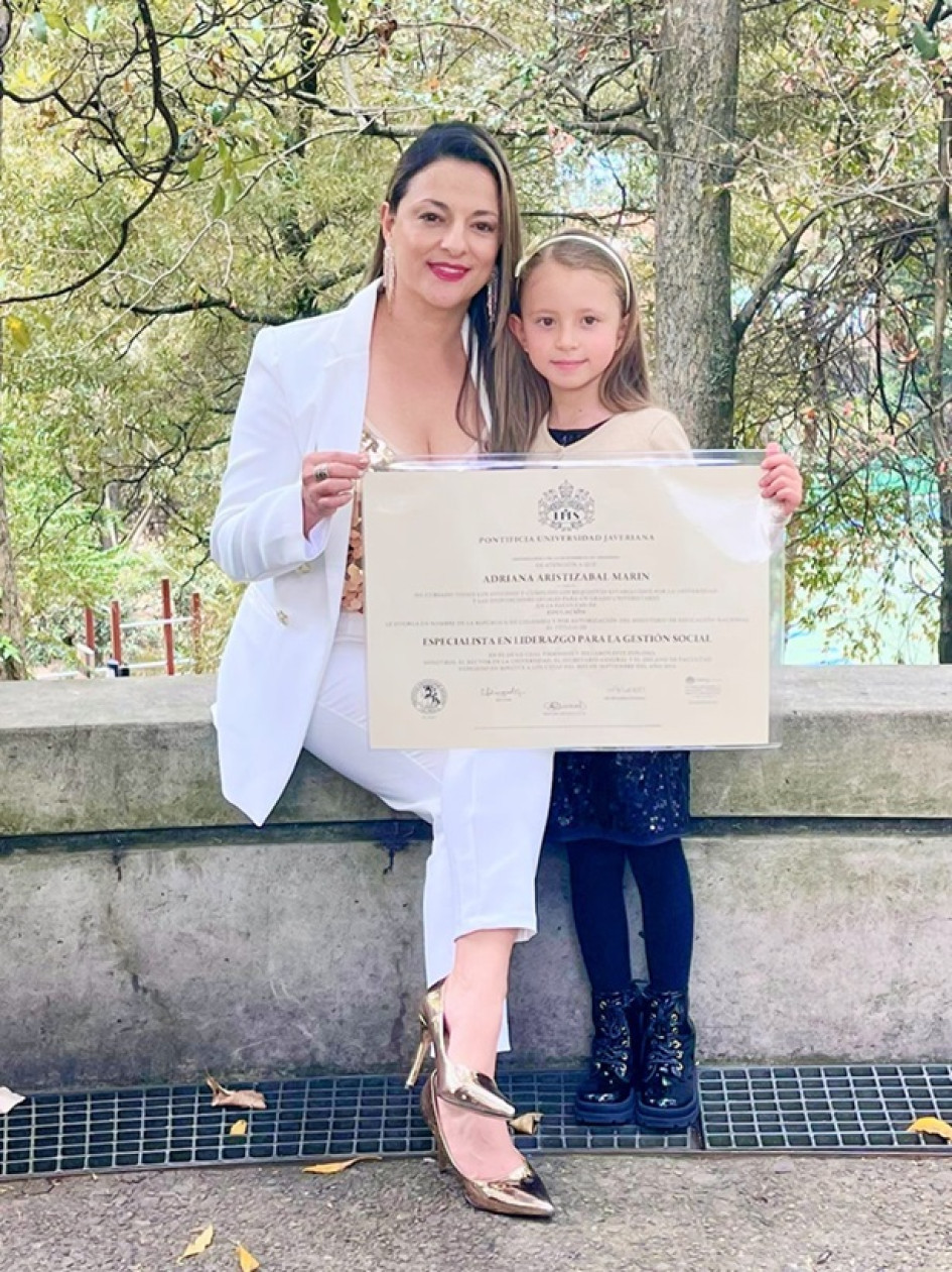Foto | Luis Ángel Giraldo | LA PATRIA Adriana Aristizábal, natural de Marquetalia (Caldas) recibió su título como especialista en liderazgo para la gestión social de la Pontificia Universidad Javeriana. Adriana fue candidata a la alcaldía de su municipio en las pasadas elecciones. Felicitaciones por este nuevo título. Foto | Luis Ángel Giraldo | LA PATRIA Adriana Aristizábal, natural de Marquetalia (Caldas) recibió su título como especialista en liderazgo para la gestión social de la Pontificia Universidad Javeriana. Adriana fue candidata a la alcaldía de su municipio en las pasadas elecciones. Felicitaciones por este nuevo título.