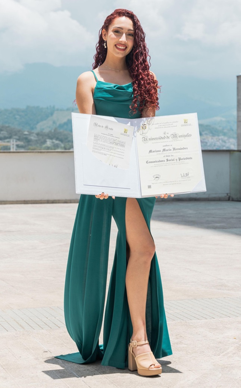 Foto | Lector | LA PATRIA Nos complace felicitar a Mariana Marín Hernández por su excepcional logro al graduarse en Comunicación Social y Periodismo de la Universidad de Manizales. Su dedicación, esfuerzo y pasión han sido inspiradores. Estamos seguros de que este es solo el comienzo de una brillante carrera. ¡Sus familiares y amigos le desean muchos éxitos en todos sus futuros proyectos! Foto | Lector | LA PATRIA Nos complace felicitar a Mariana Marín Hernández por su excepcional logro al graduarse en Comunicación Social y Periodismo de la Universidad de Manizales. Su dedicación, esfuerzo y pasión han sido inspiradores. Estamos seguros de que este es solo el comienzo de una brillante carrera. ¡Sus familiares y amigos le desean muchos éxitos en todos sus futuros proyectos!
