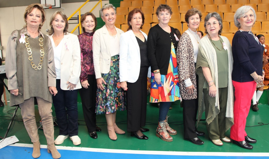 Ángela María Gómez Upegui, Carmen Elisa Giraldo, Beatriz Eugenia Hurtado, Gloria Inés Bolívar, Constanza Durán, Luz Elena Vargas, Gloria Inés Restrepo, Ana María Jaramillo y María Emilia Barco, exalumnas que cumplieron 50 años de haberse graduado del colegio Santa Inés. Ángela María Gómez Upegui, Carmen Elisa Giraldo, Beatriz Eugenia Hurtado, Gloria Inés Bolívar, Constanza Durán, Luz Elena Vargas, Gloria Inés Restrepo, Ana María Jaramillo y María Emilia Barco, exalumnas que cumplieron 50 años de haberse graduado del colegio Santa Inés.