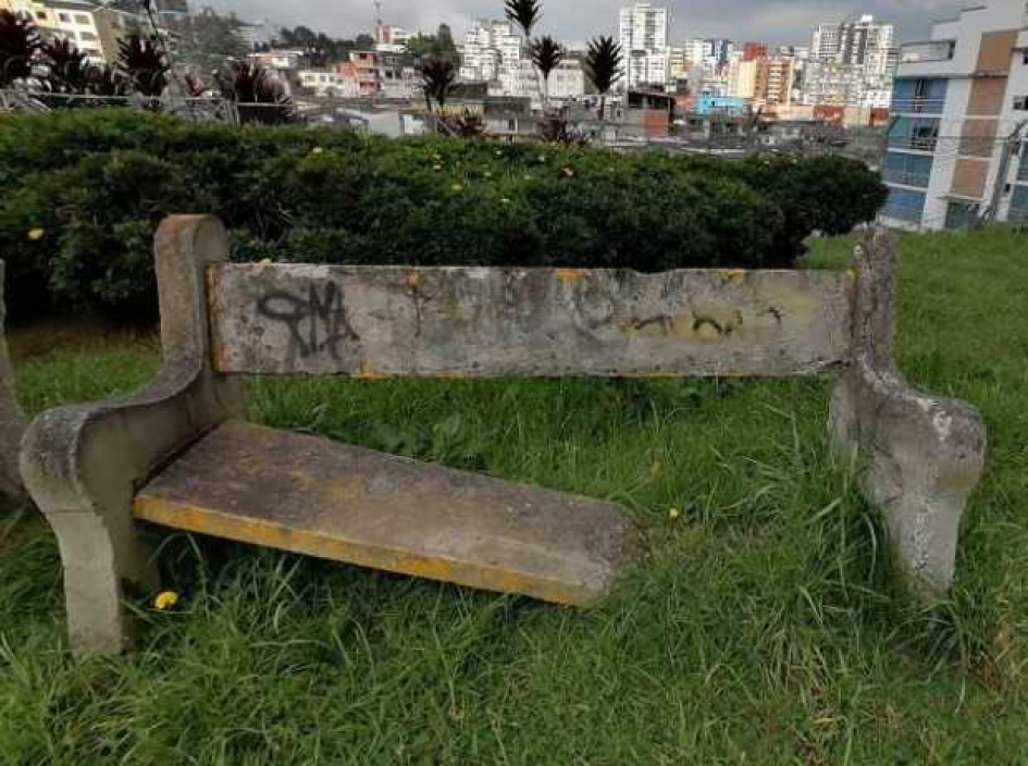 Fotos l Cortesía l LA PATRIA Las bancas están quebradas y son inútiles para el servicio de la comunidad.