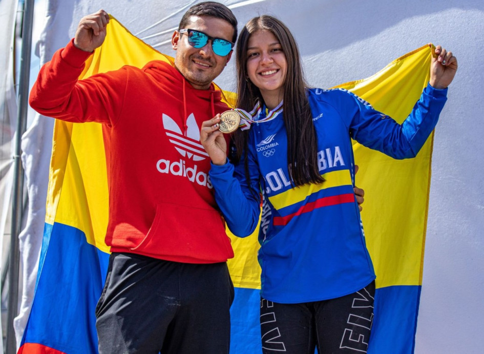 Valentina Roa y Steven Ceballos sostienen la bandera de Colombia Valentina Roa y Steven Ceballos sostienen la bandera de Colombia