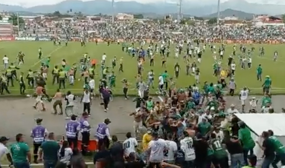 Hinchas del Deportivo Cali invaden el campo para agredir al entrenador Hinchas del Deportivo Cali invaden el campo para agredir al entrenador