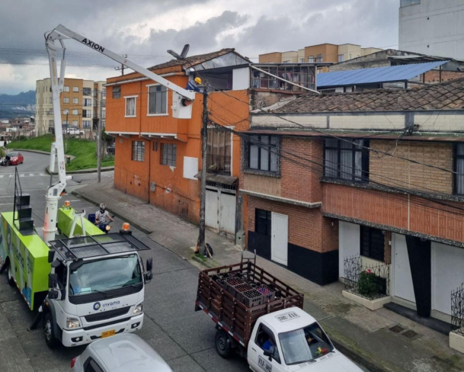 Operarios del Invama hicieron la reparación de la lámpara. Operarios del Invama hicieron la reparación de la lámpara.