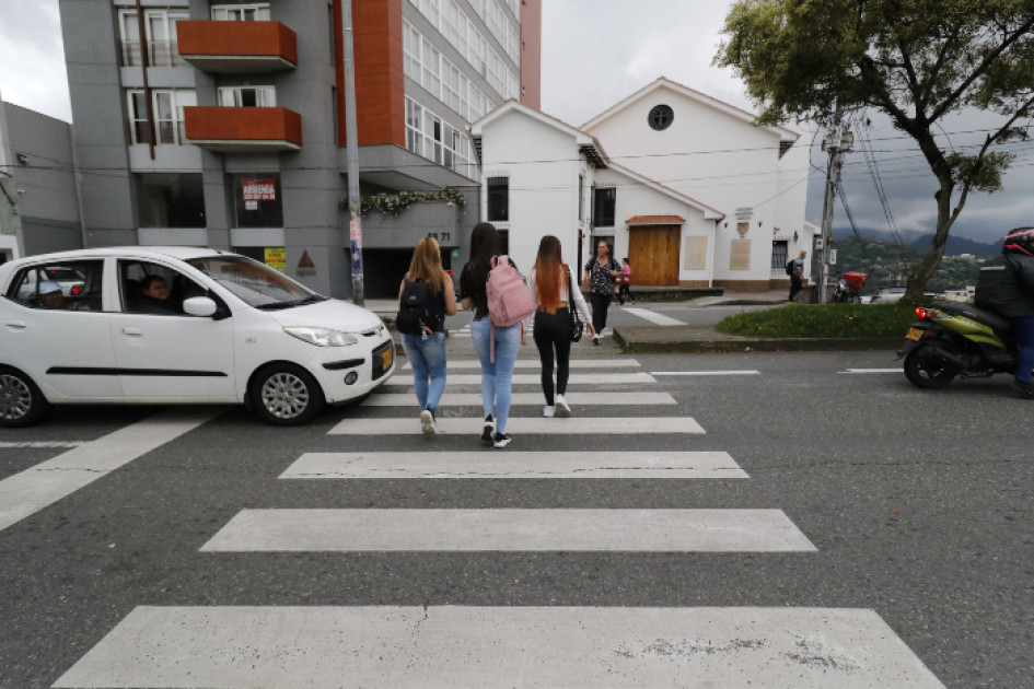 La velocidad se debe reducir al circular por una cebra y así evitar accidentes. Carros a alta velocidad se ven por el paso peatonal saliendo de la Parroquia Santísima Trinidad. La velocidad se debe reducir al circular por una cebra y así evitar accidentes. Carros a alta velocidad se ven por el paso peatonal saliendo de la Parroquia Santísima Trinidad.