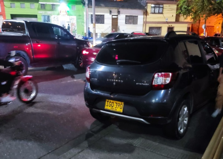 Los peatones quedan sin espacio para caminar cuando hay partidos del Once Caldas Los peatones quedan sin espacio para caminar cuando hay partidos del Once Caldas