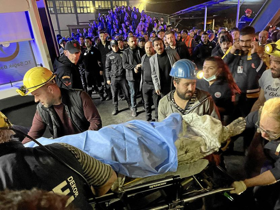 Foto | EFE | LA PATRIA Paramédicos y mineros llevan a un minero herido a una ambulancia en el lugar de la explosión después de que se produjera una explosión en una mina de carbón en Bartin, Turquía. Foto | EFE | LA PATRIA Paramédicos y mineros llevan a un minero herido a una ambulancia en el lugar de la explosión después de que se produjera una explosión en una mina de carbón en Bartin, Turquía.
