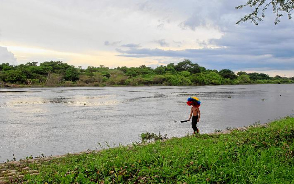 Un bailarín camina sobre la orilla del Canal del Dique durante la celebración del Festival Son de Negros, que se celebró el pasado sábado en Santa Lucía.