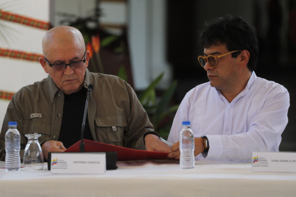 El Eln y el Gobierno anuncian la vuelta al diálogo El Eln y el Gobierno anuncian la vuelta al diálogo