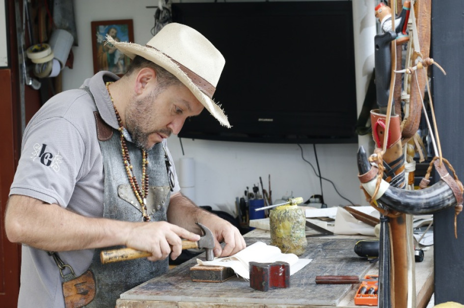 El aguadeño Elkin Alexánder Piedrahíta, un artesano del cuero en Manizales El aguadeño Elkin Alexánder Piedrahíta, un artesano del cuero en Manizales