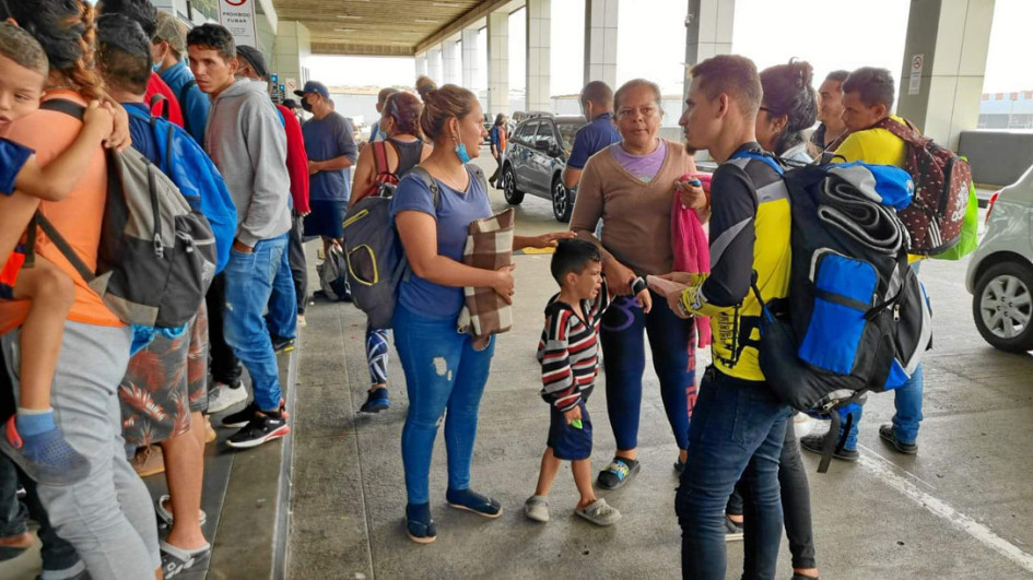 Foto | EFE | LAPATRIA Fotografía cedida por Gustavo Guerrero de migrantes irregulares venezolanos se aglomeraron en busca de un boleto para regresar a Venezuela. El Aeropuerto Internacional de Tocumen y estamentos de seguridad realizan las tareas de coordinación para atender dignamente y preservar el orden ante la llegada masiva de migrantes. Foto | EFE | LAPATRIA Fotografía cedida por Gustavo Guerrero de migrantes irregulares venezolanos se aglomeraron en busca de un boleto para regresar a Venezuela. El Aeropuerto Internacional de Tocumen y estamentos de seguridad realizan las tareas de coordinación para atender dignamente y preservar el orden ante la llegada masiva de migrantes.