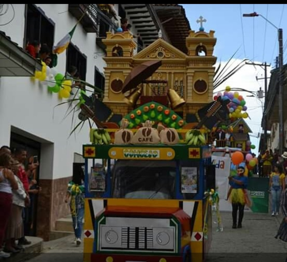Fiestas del Agua en Pácora Yip decorado para un desfile