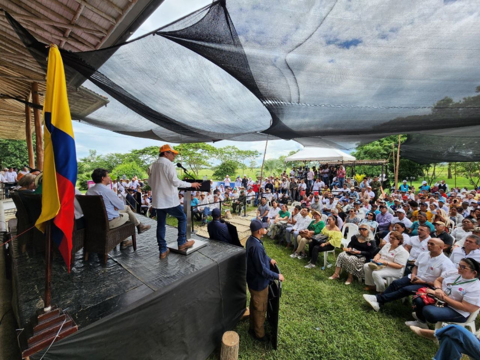 Gobierno entrega a 50 campesinos una hacienda del exjefe paramilitar Carlos Castaño Gobierno entrega a 50 campesinos una hacienda del exjefe paramilitar Carlos Castaño