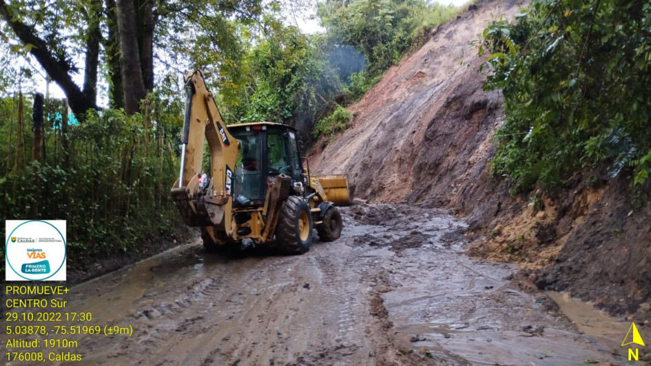 Trabajan para habilitar paso en vías de Caldas afectadas por derrumbes Trabajan para habilitar paso en vías de Caldas afectadas por derrumbes