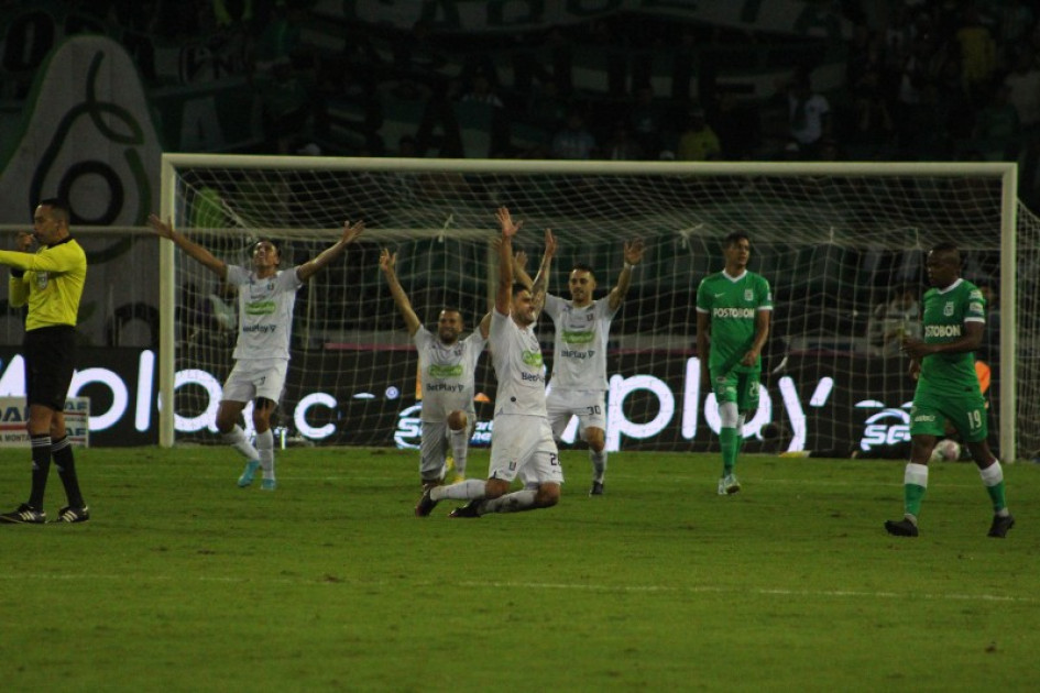 El pitazo final y la celebración de los jugadores del Once Caldas. Le ganaron anoche 1-0 al Atlético Nacional y sigue en carrera hacia las finales. El pitazo final y la celebración de los jugadores del Once Caldas. Le ganaron anoche 1-0 al Atlético Nacional y sigue en carrera hacia las finales.
