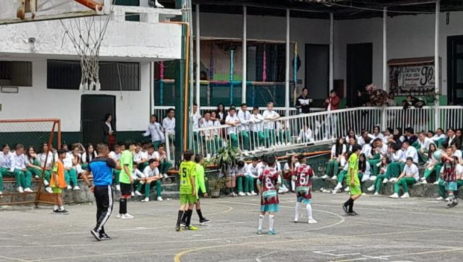 Estudiantes durante una final de los Interclases. Estudiantes durante una final de los Interclases.