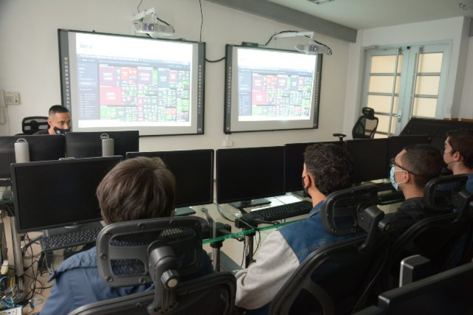 EStudiantes durante feria tecnológica EStudiantes durante feria tecnológica