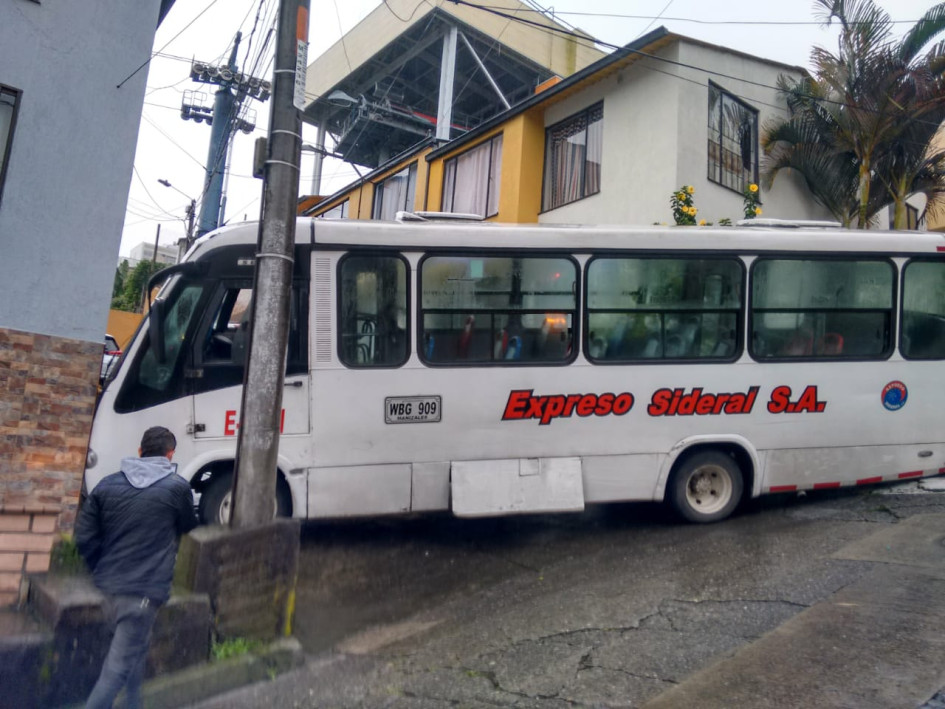 Bus chocó contra vivienda en Villamaría Bus chocó contra vivienda en Villamaría