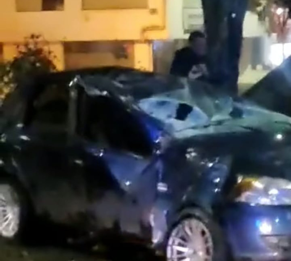 Un carro se accidentó en la Avenida Santander: los ocupantes escaparon sin el vehículo.