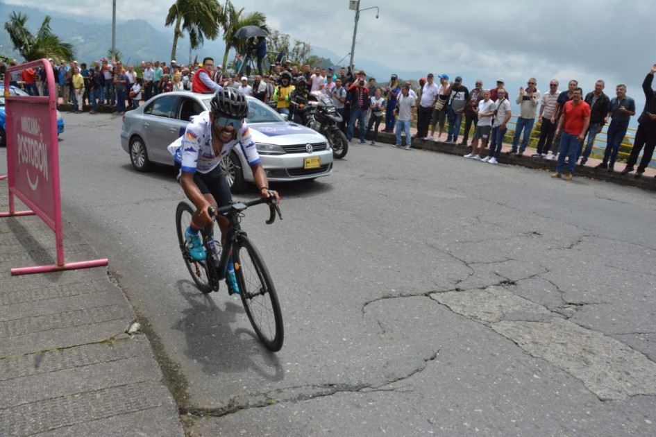 Duván Bobadilla, ganador de la etapa de hoy del Clásico RCN, a su paso por Bellas Artes. Duván Bobadilla, ganador de la etapa de hoy del Clásico RCN, a su paso por Bellas Artes.