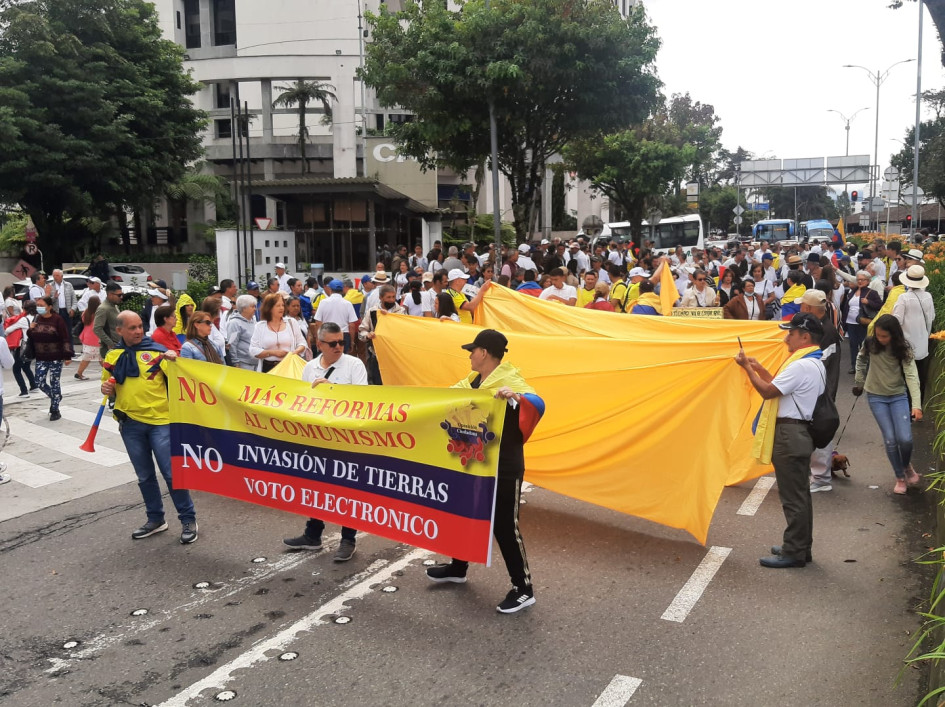 En Manizales marcha en contra las reformas del gobierno Petro En Manizales marcha en contra las reformas del gobierno Petro