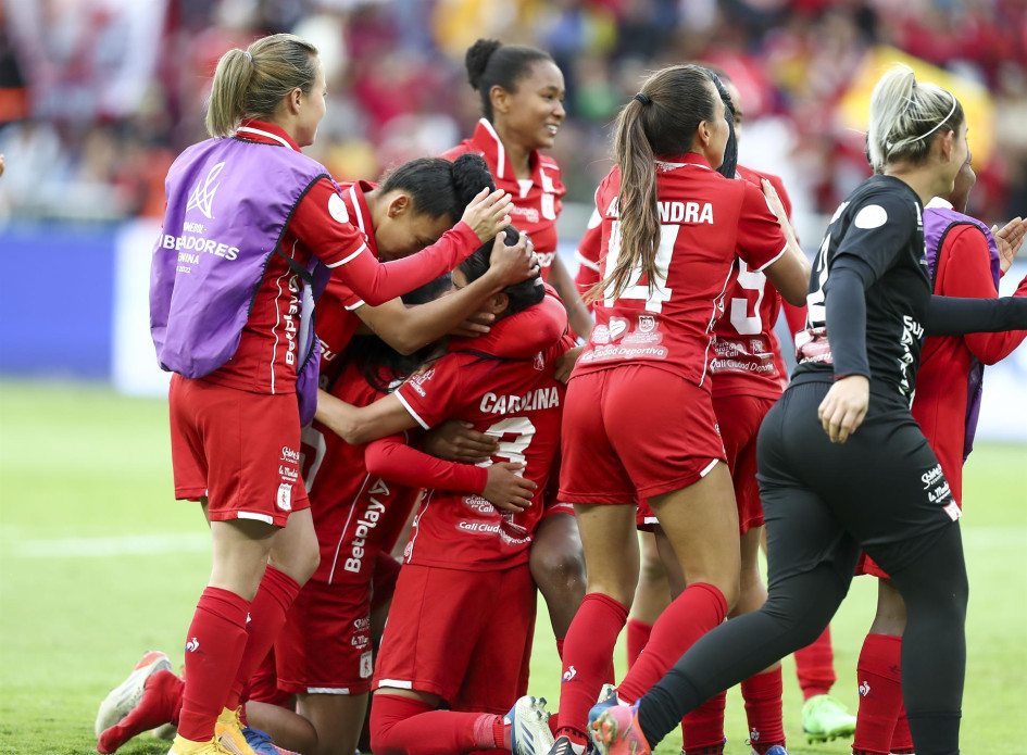 Las jugadoras del América celebran la clasificación a la próxima fase hoy, durante un partido por la Copa Libertadores de Mujeres en Quito (Ecuador). Las jugadoras del América celebran la clasificación a la próxima fase hoy, durante un partido por la Copa Libertadores de Mujeres en Quito (Ecuador).