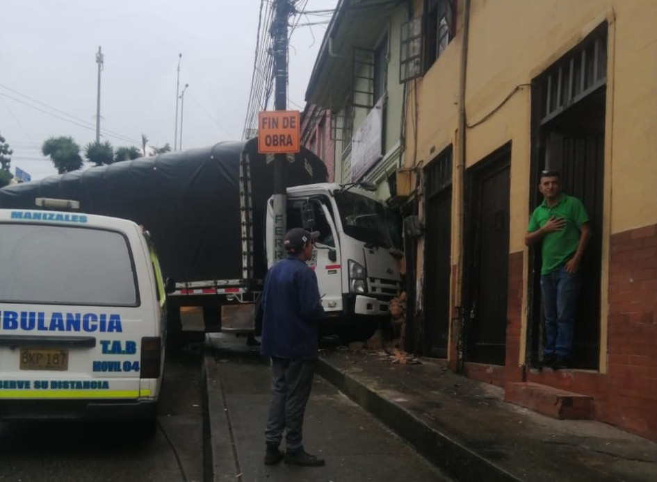 Un camión colisionó con otro vehículo y después chocó contra una casa Un camión colisionó con otro vehículo y después chocó contra una casa