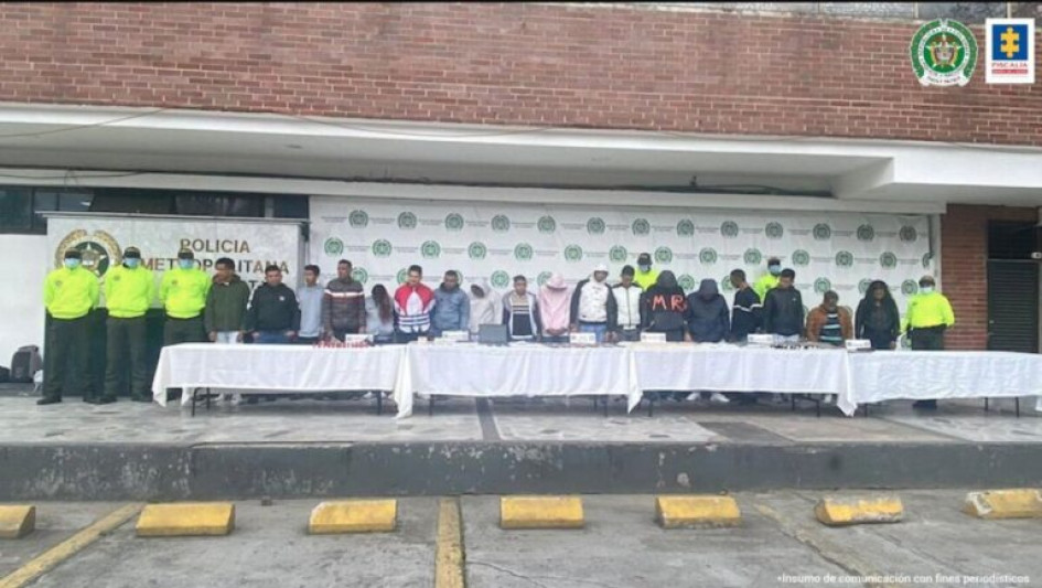 Jueces enviaron a la cárcel a 17 supuestos integrantes de la banda de origen venezolano el Tren de Aragua, entre ellos un teniente de la Policía de Colombia, capturados este mes en Bogotá en redadas contra grupos criminales, informó ayer la Fiscalía. Jueces enviaron a la cárcel a 17 supuestos integrantes de la banda de origen venezolano el Tren de Aragua, entre ellos un teniente de la Policía de Colombia, capturados este mes en Bogotá en redadas contra grupos criminales, informó ayer la Fiscalía.