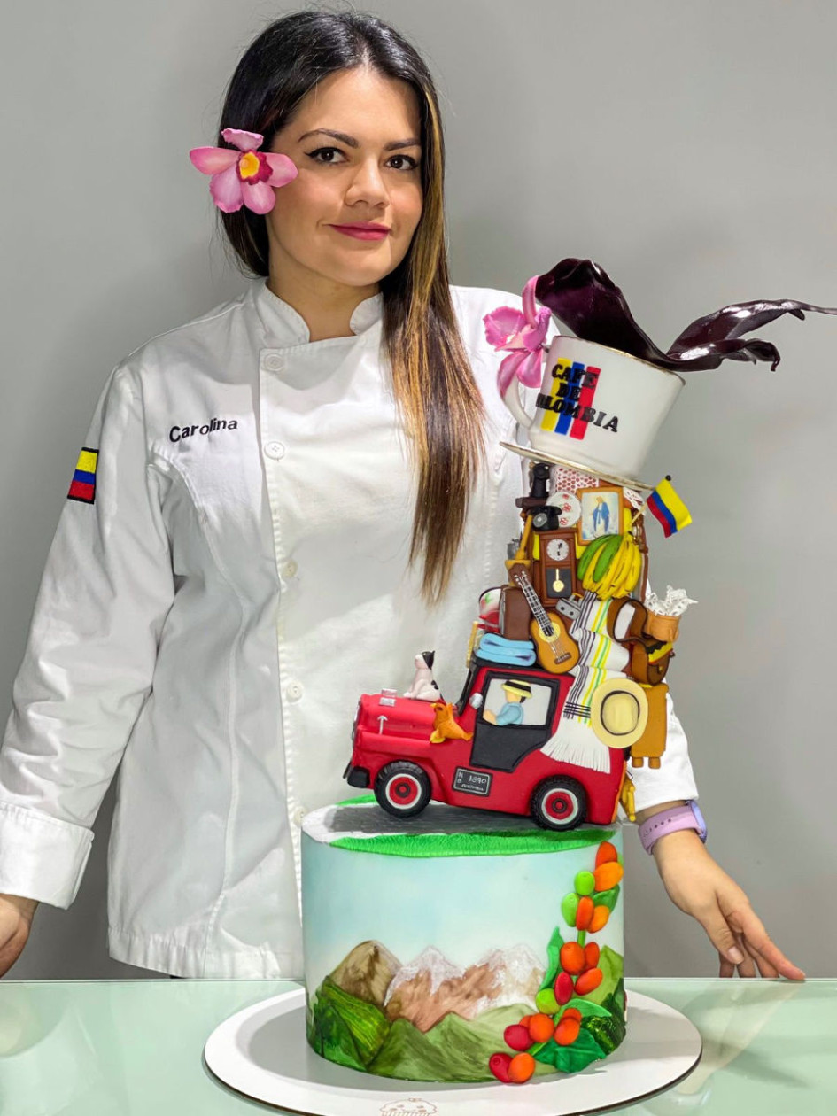Concurso de tortas Carolina Marín muestra la torta de tres niveles que elaboró