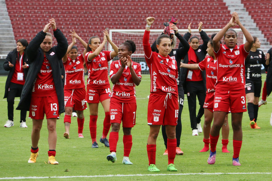 Integrantes del equipo America de Cali festeja hoy, su victoria ante Deportivo Cali durante la Copa Libertadores Femenina, en el estadio Rodrigo Paz Delgado en Quito (Ecuador). Integrantes del equipo America de Cali festeja hoy, su victoria ante Deportivo Cali durante la Copa Libertadores Femenina, en el estadio Rodrigo Paz Delgado en Quito (Ecuador).
