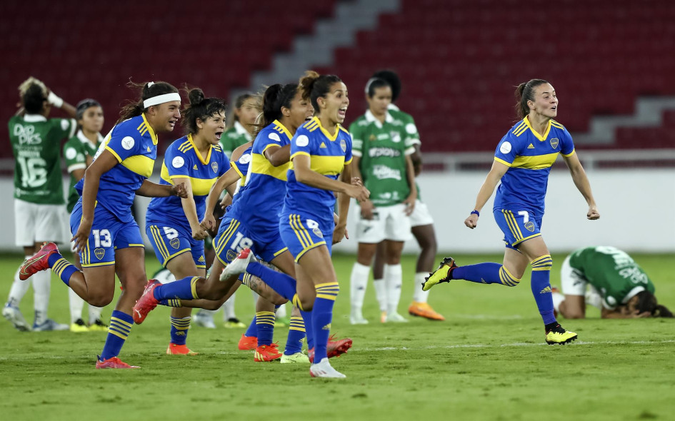 Jugadoras de Boca celebran al ganar la serie de penaltis hoy, en un partido de las semifinales de la Copa Libertadores Femenina entre Deportivo Cali y Boca Juniors en el estadio Rodrigo Paz Delgado en Quito (Ecuador). Jugadoras de Boca celebran al ganar la serie de penaltis hoy, en un partido de las semifinales de la Copa Libertadores Femenina entre Deportivo Cali y Boca Juniors en el estadio Rodrigo Paz Delgado en Quito (Ecuador).