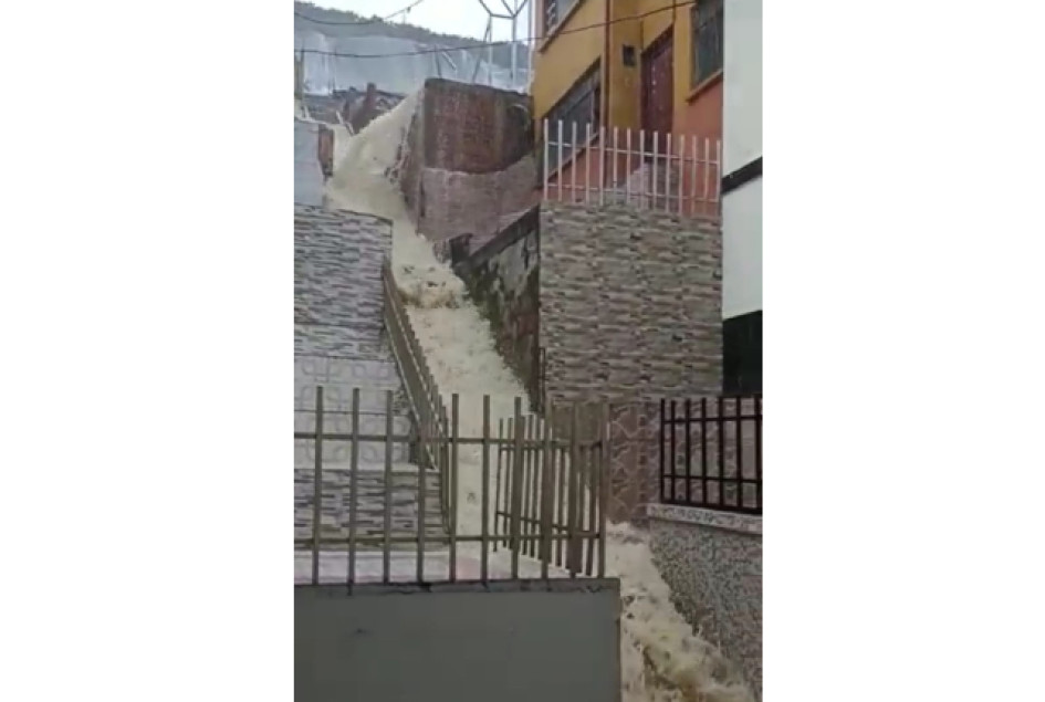 Escalas en el barrio Centenario de Manizales se vuelven río con los aguaceros Escalas en el barrio Centenario de Manizales se vuelven río con los aguaceros