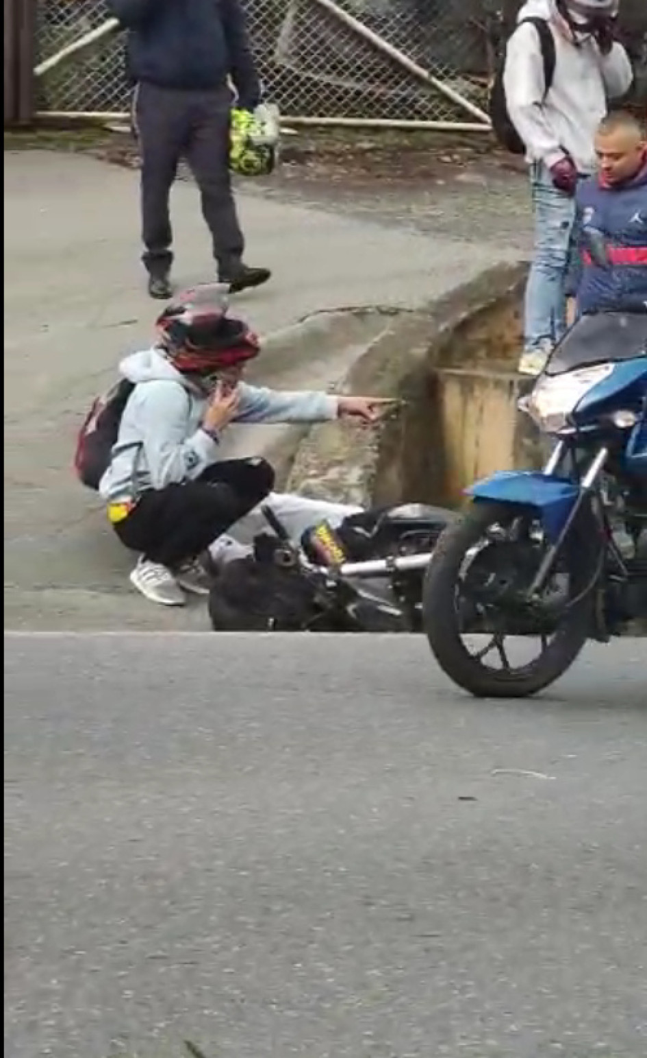 La angustia se apoderó del parrillero de la moto. La angustia se apoderó del parrillero de la moto.