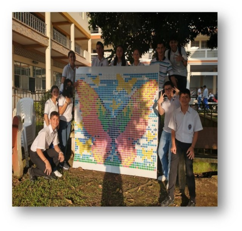 Estudiantes de décimo del Colegio Santa Teresita, de Chinchiná, con un mural terminado. Estudiantes de décimo del Colegio Santa Teresita, de Chinchiná, con un mural terminado.