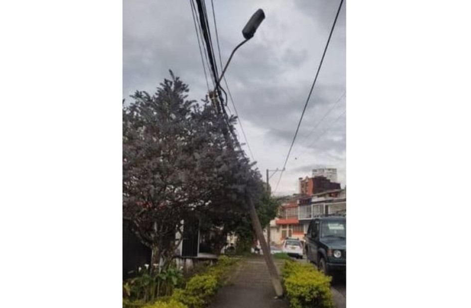 En el barrio La Arboleda están asustados con el poste En el barrio La Arboleda están asustados con el poste