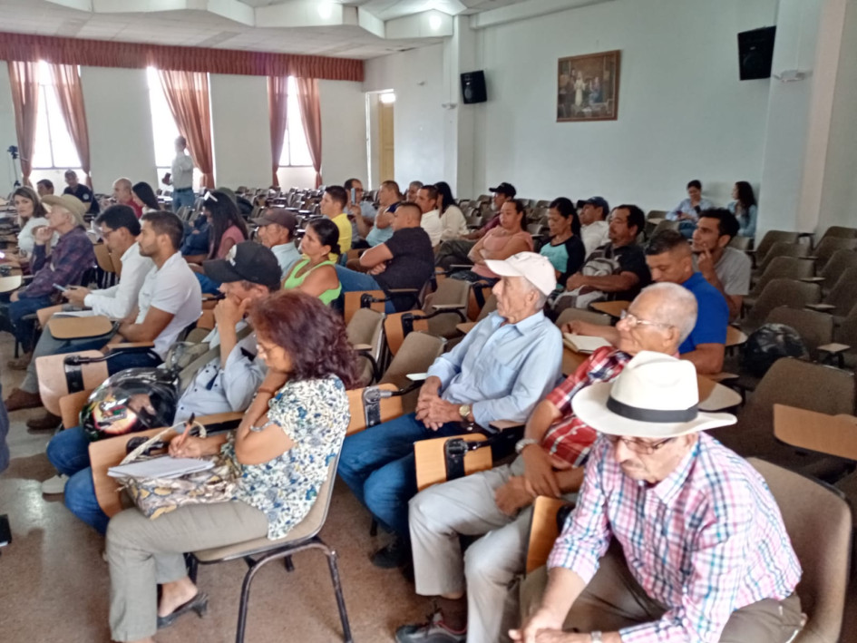 Foto/Julián García/LA PATRIA Los comunales de Palestina asistieron a un foro en el Auditorio de la Sagrada Familia, donde directivas del Patrimonio Autónomo y de Aerocafé, donde les informaron que ha pasado con la obra, la cual está parada desde el 1 de agosto. Foto/Julián García/LA PATRIA Los comunales de Palestina asistieron a un foro en el Auditorio de la Sagrada Familia, donde directivas del Patrimonio Autónomo y de Aerocafé, donde les informaron que ha pasado con la obra, la cual está parada desde el 1 de agosto.